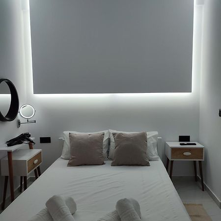 Alexander Luxury Apartments & Studios ميتامورفوسي الغرفة الصورة